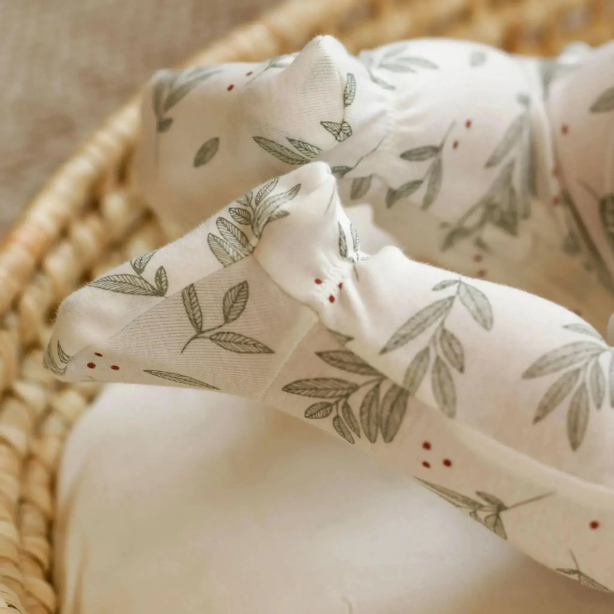 Laurel Leaves Print on Off-White Sleeper | Petit Lem