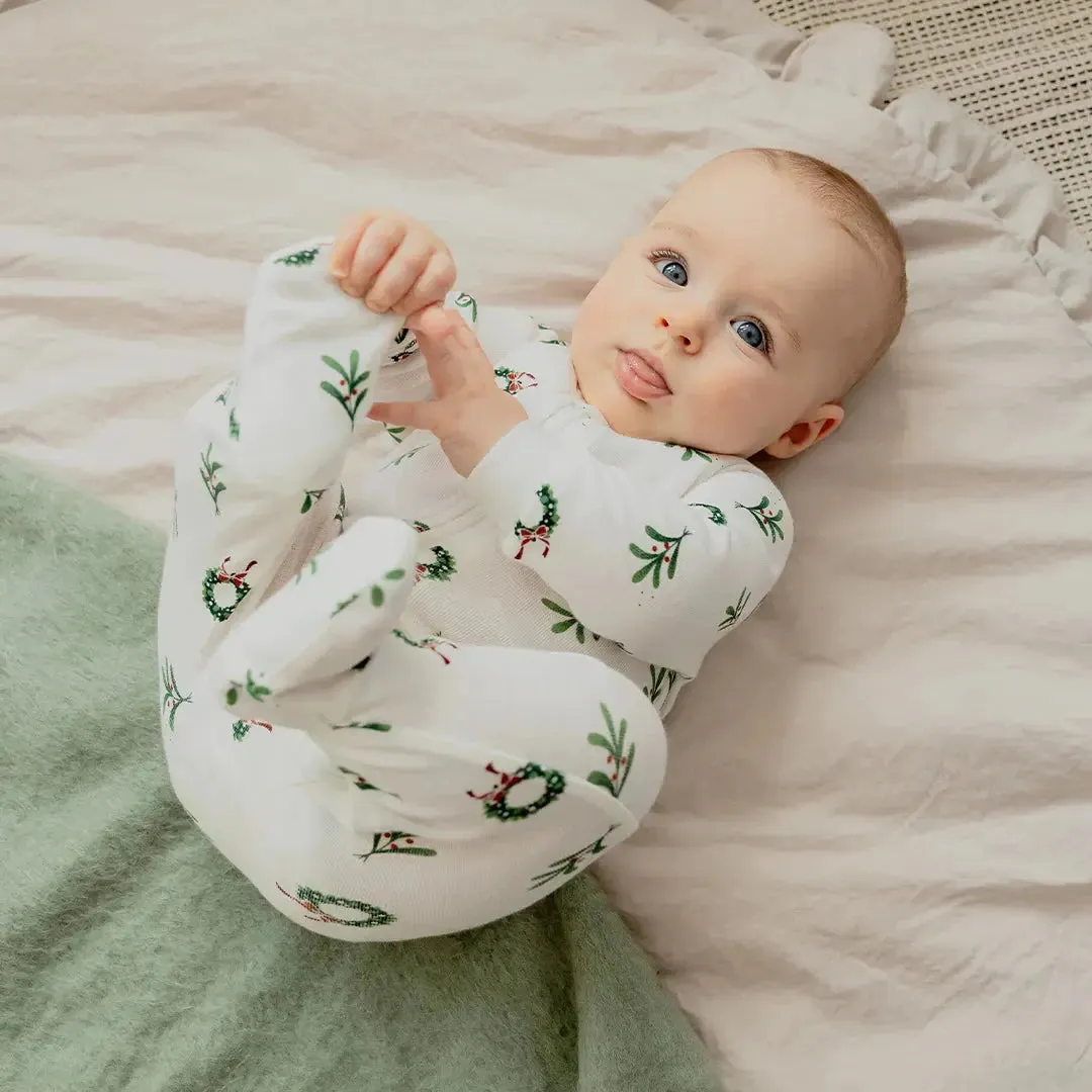 Wreaths Print on Off-White Sleeper | Petit Lem